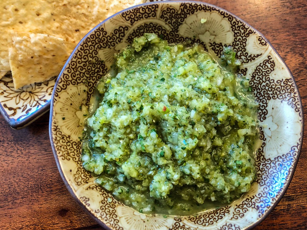MLink01's tweet photo. Finally found way to use our plentiful green tomatoes from the garden: salsa verde! Swap out tomatillos for green tomatoes. Roast tomatoes &amp; jalapeños until charred. Pulse in food processor, adding diced onion, cilantro &amp; lime juice. Season to taste. Fresh summer #goodeats ! https://t.co/KtLZrAm8AM