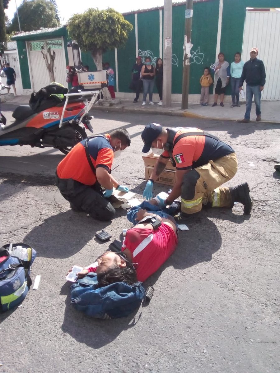 MN_PUEBLA's tweet photo. #MegaTeInforma | Personal de @PCPueblaCapital atiende a persona atropellada en 68 pte entre 11 y 13 norte, precaución al circular por la zona. https://t.co/fRwXIrVpUO