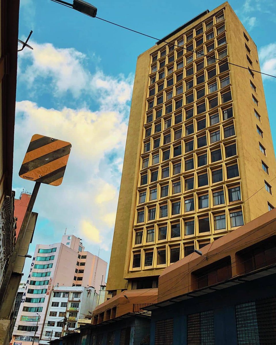 quitoenredes's tweet photo. El primer rascacielos de Quito.. ¿Conoces el nombre del edificio? Si lo conoces déjame en los comentarios 

Foto: @iavivs 

#QuitoEnRedes #Quito #Pichincha #QuitoTuristica #QuitoesEcuador #Ecuador #IgersQuito #QuitoTravels #QuitoTurismo #QuitoRestaurantes  #LaDelicia #Calderón https://t.co/KMxe6I9x65
