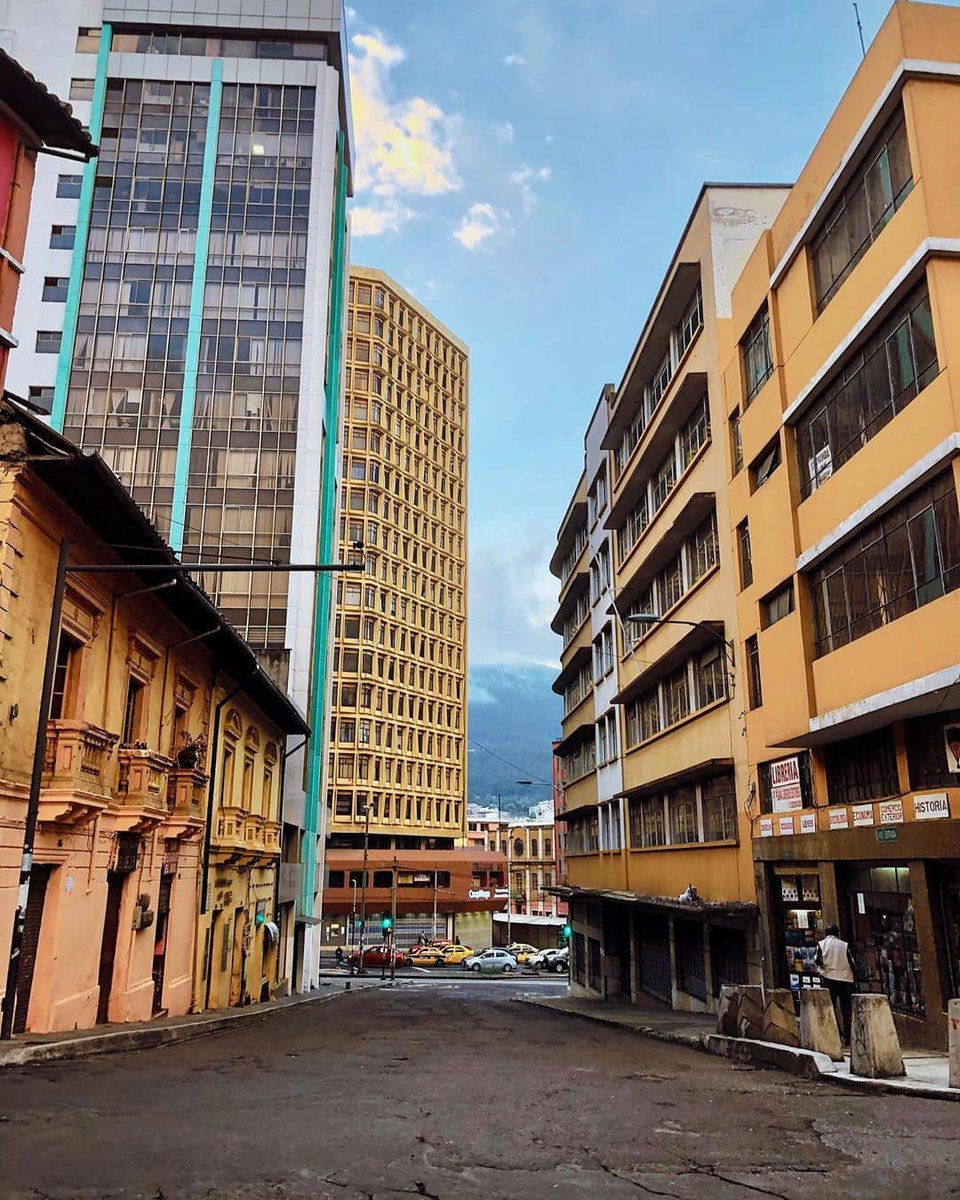 quitoenredes's tweet photo. El primer rascacielos de Quito.. ¿Conoces el nombre del edificio? Si lo conoces déjame en los comentarios 

Foto: @iavivs 

#QuitoEnRedes #Quito #Pichincha #QuitoTuristica #QuitoesEcuador #Ecuador #IgersQuito #QuitoTravels #QuitoTurismo #QuitoRestaurantes  #LaDelicia #Calderón https://t.co/KMxe6I9x65