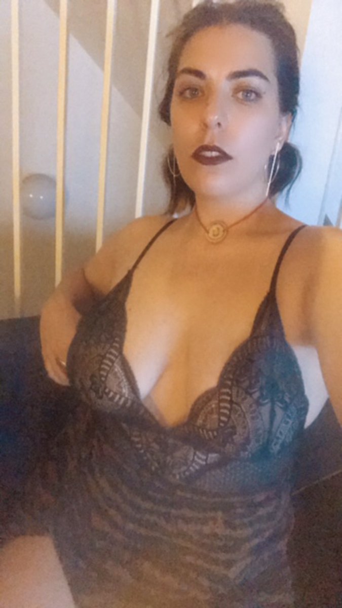 Blaireski_'s tweet photo. 🧛‍♀️ queens #FangForce https://t.co/x3vxwDvbFw