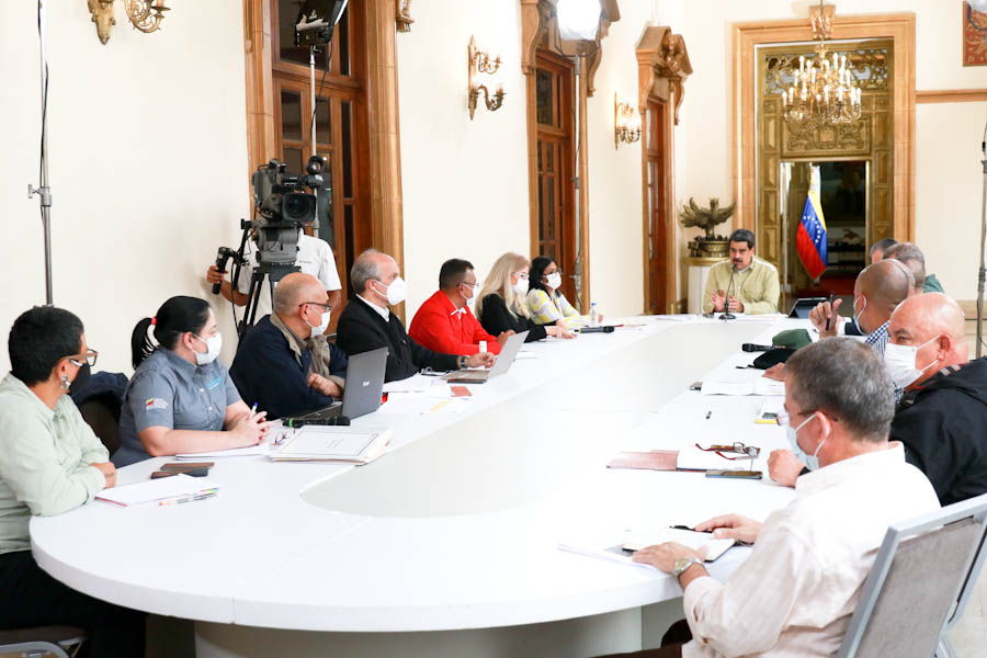 PresidencialVE's tweet photo. Comisión Presidencial para la Atención del COVID_19 ha aprobado una línea de acción sobre los tratamientos precoces. A pesar de la persecución de Estados Unidos, Venezuela cuenta con todos los tratamientos para atender al pueblo; informó el Pdte. @NicolasMaduro. https://t.co/dF7mVTzyYb