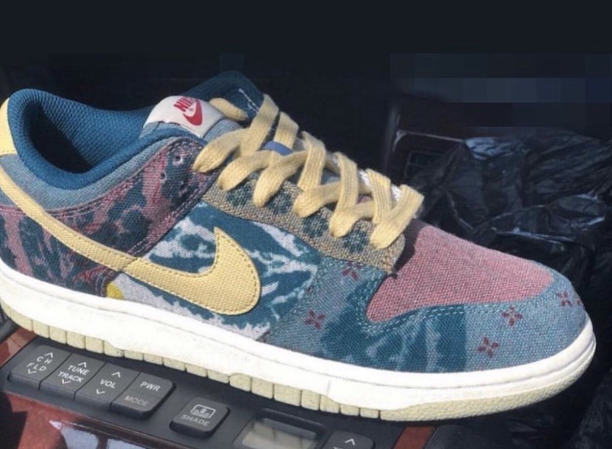 womens black and white vapormax