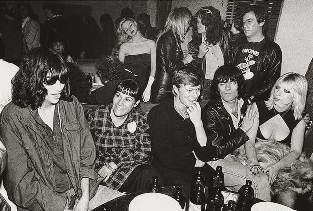 TimeinMusic's tweet photo. Joey Ramone, David Bowie, Dee Dee &amp; Vera RAmone, Danny Fields &amp; Linda Stein 1978 The Mudd Club https://t.co/eYi3LSx79X