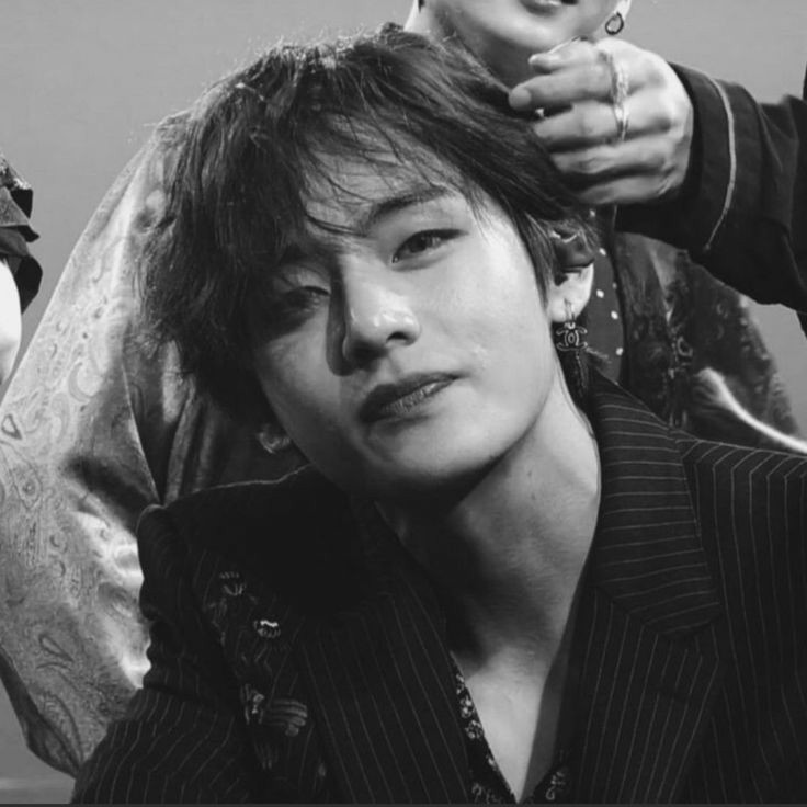 dolcevcut's tweet photo. ᴀᴜ ᴛᴀᴇᴋᴏᴏᴋ

Taehyung era hermoso, todos lo sabían, pero el único que chico que le interesaba no lo quería, Jungkook, su mejor amigo.

Sus amigos arman un plan, "Abrirle los ojos a JK", y que mejor que con su peor enemigo, Seojoon.

Jungkook moriría de celos. https://t.co/yQ0EDUnm4N