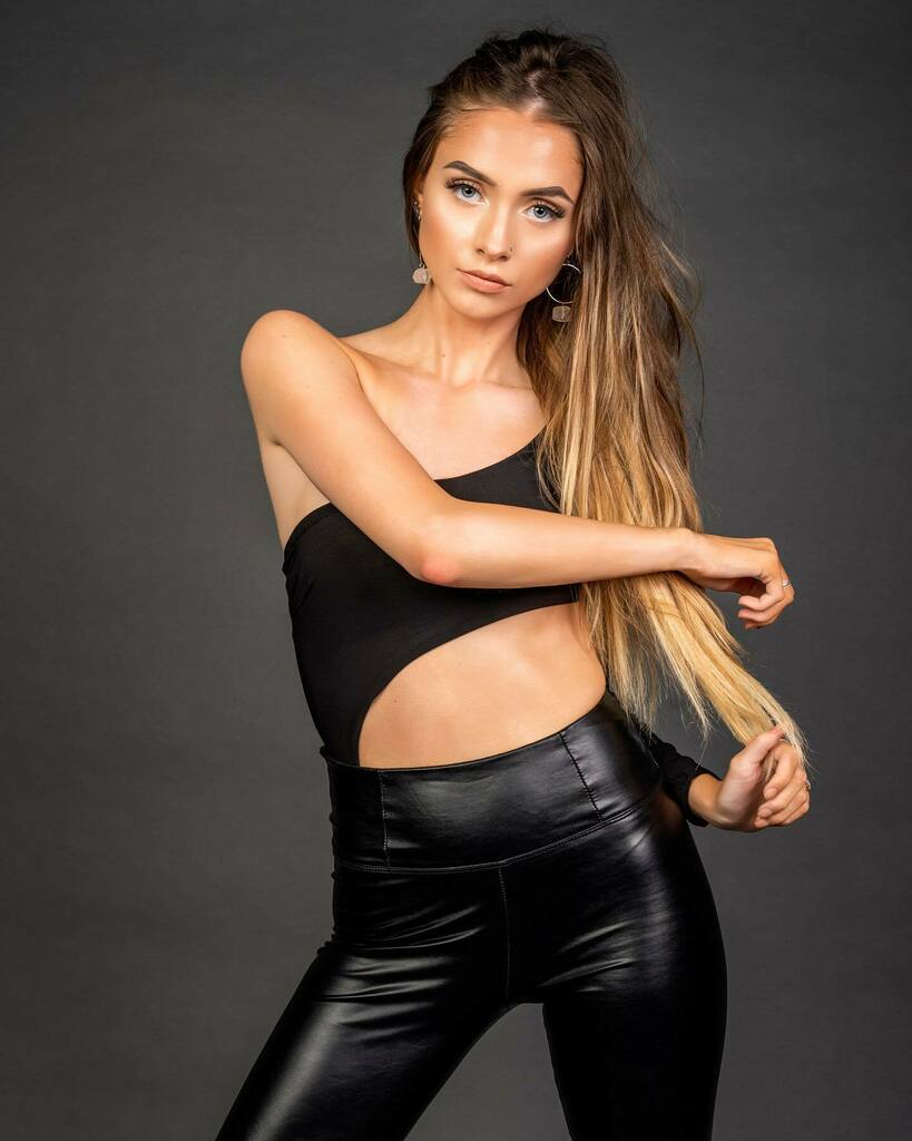 GDPhoto502's tweet photo. Dressed in black
Model: @isabelle.siva 
📸: @grangerck 
.
.

#studiophotography #studioportrait #studiowork #kyphotographer #kymodel #kyboudoirmodel #kyphotography #louisvillephotography #portraitphotography #portrait #portraitsession ##alienbeesb1600 https://t.co/yLMfp2syNe https://t.co/TYQcjPSO5b