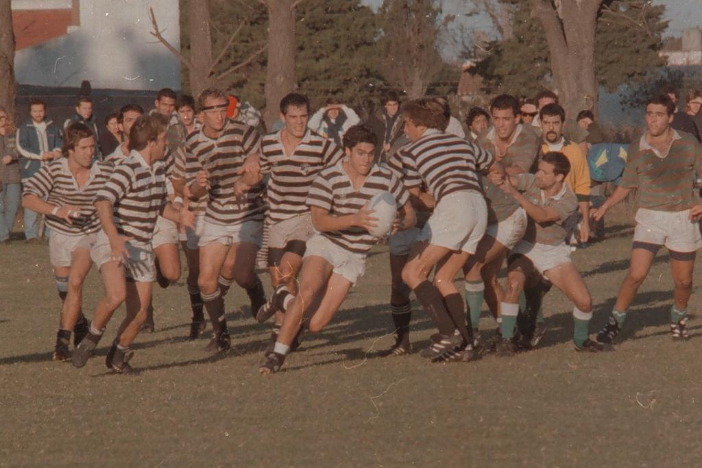 iprsportingclub's tweet photo. ⚫⚪🏉 Un nuevo post de #SportingRetro con fotos de clásicos contra @MDPRUGBYCLUB jugados a mediados de la década del 90, gentileza del archivo del Diario La Capital. ¿Qué te acordás de esos partidos? ¿Quiénes aparecen en las fotos? https://t.co/Si1b4OKJob