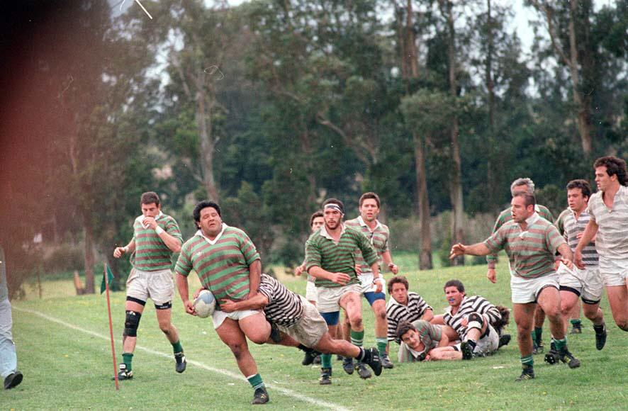 iprsportingclub's tweet photo. ⚫⚪🏉 Un nuevo post de #SportingRetro con fotos de clásicos contra @MDPRUGBYCLUB jugados a mediados de la década del 90, gentileza del archivo del Diario La Capital. ¿Qué te acordás de esos partidos? ¿Quiénes aparecen en las fotos? https://t.co/Si1b4OKJob