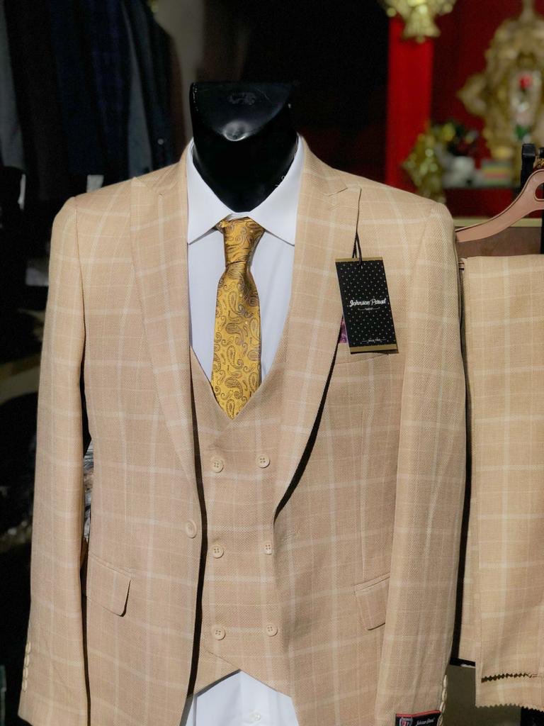 DuCostume's tweet photo. Suit up ! Because your personality isn’t the first things people see. #Royalsuit #Suitup #beelegant #beclassic #mensfit #slimfit #Cameroon237 #douala #yaounde https://t.co/jDMzIM5qzB