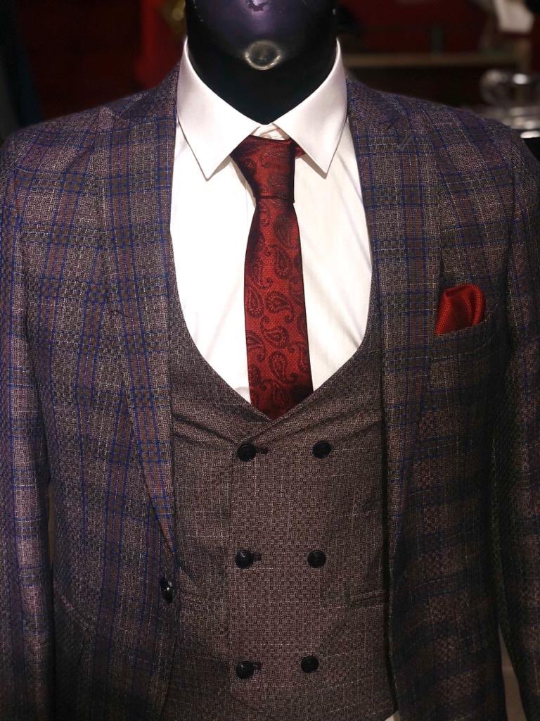 DuCostume's tweet photo. Suit up ! Because your personality isn’t the first things people see. #Royalsuit #Suitup #beelegant #beclassic #mensfit #slimfit #Cameroon237 #douala #yaounde https://t.co/jDMzIM5qzB