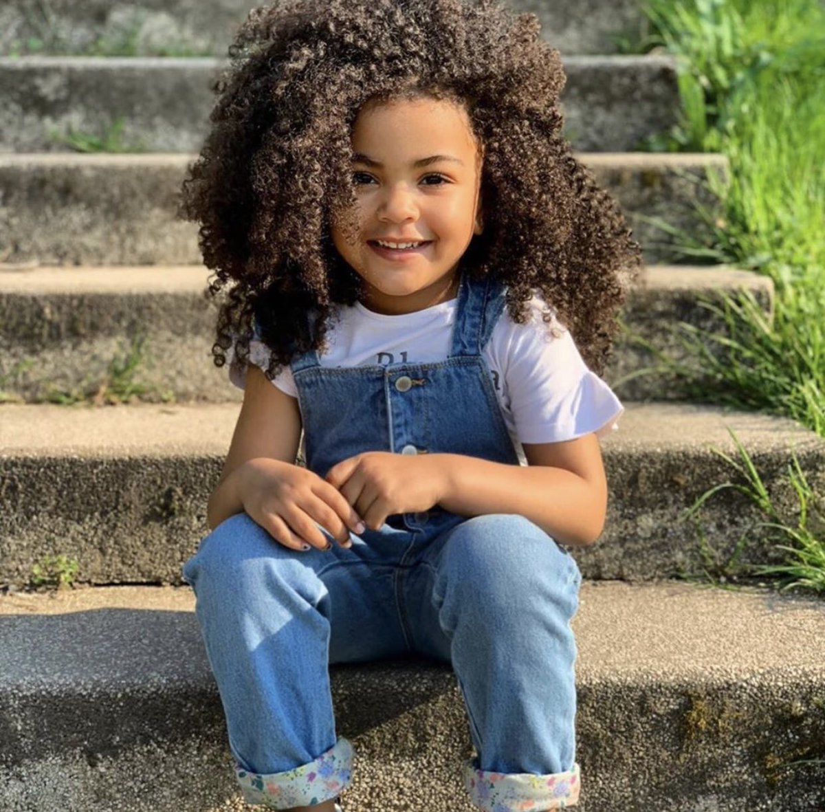 MBBHbook's tweet photo. “J'aime mes cheveux naturels car ils reflètent mon métissage, et sont donc mon héritage.” ✨ “I love my natural hair because it’s a reflection of my mixed roots, and therefore of my heritage.”

#DearKhloe #NaturalHair https://t.co/ByoLWwcTnb