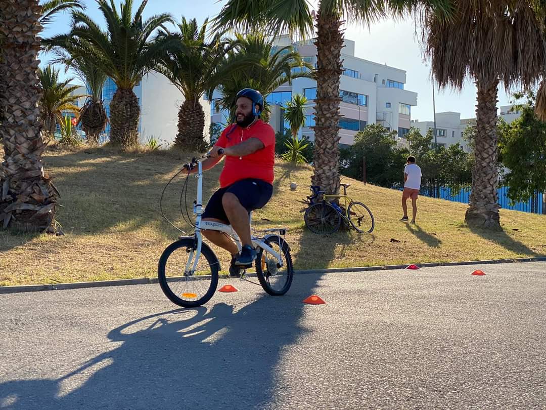 velorutionTUN's tweet photo. Il a passé une vie sans rouler à vélo et voilà qu'il roule enfin. Admirez sa joie 😃🌞 c'était aujourd'hui.
#VéloEcole #tunisie #ExpérienceIncroyable #JoieInfinie #AtoutAge https://t.co/JXEcGg2Zst