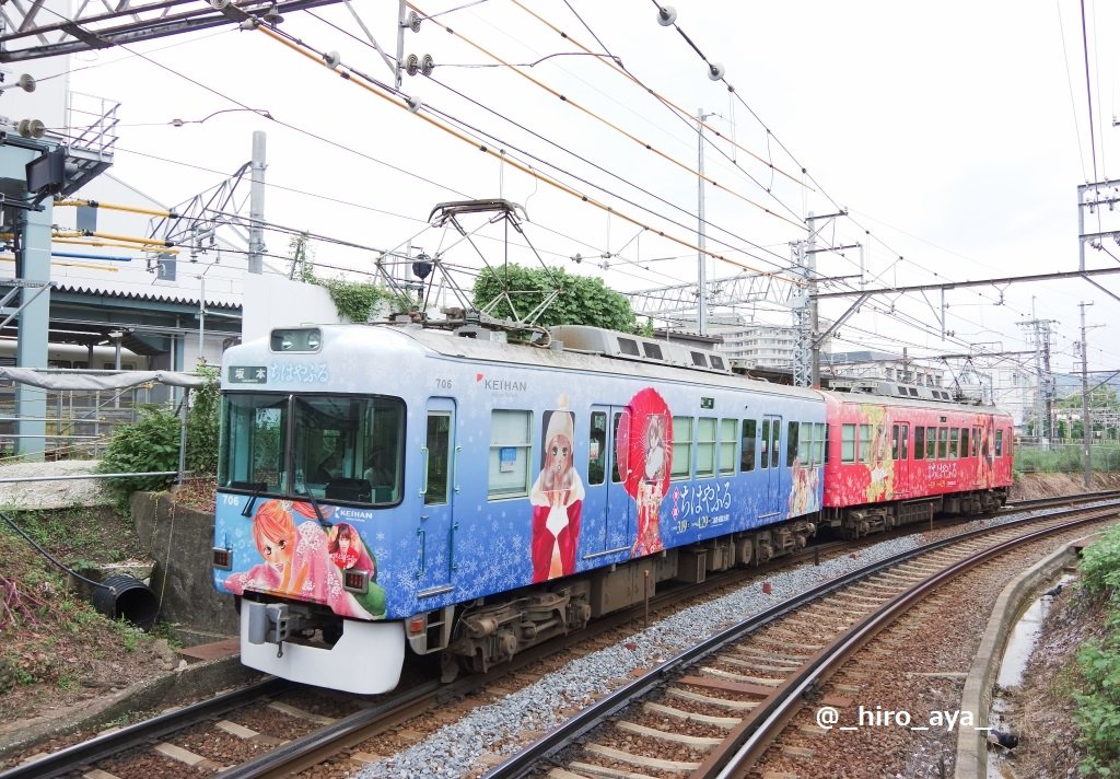 _hiro_aya_'s tweet photo. 京阪大津線、７００形７０６号。
ちょうどこれを撮った2016年初頭の頃は試験的にLEDライトが装着された時期だったようだ。(その後は元に戻っている)　
706号の｢ちはやふる｣ラッピングには広瀬すずの写真は無かったが、上映期間中は写真入りHMを掲出… 
📷2016.1~6 #石坂線 #大津線 #706の日 https://t.co/HERXf0WUr1