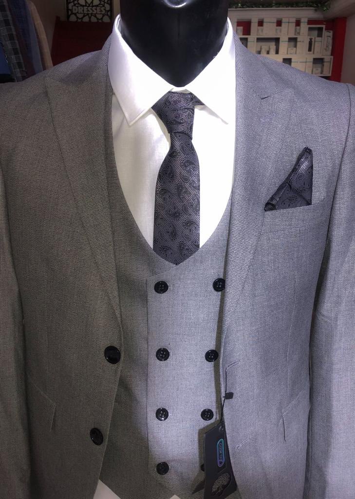DuCostume's tweet photo. Do well, live well and DRESS very well ! #Royalsuits #belegant #beclassic #mensfit #slimfit #suitup #Cameroun237 #douala #yaounde https://t.co/lmTE5ofTFV