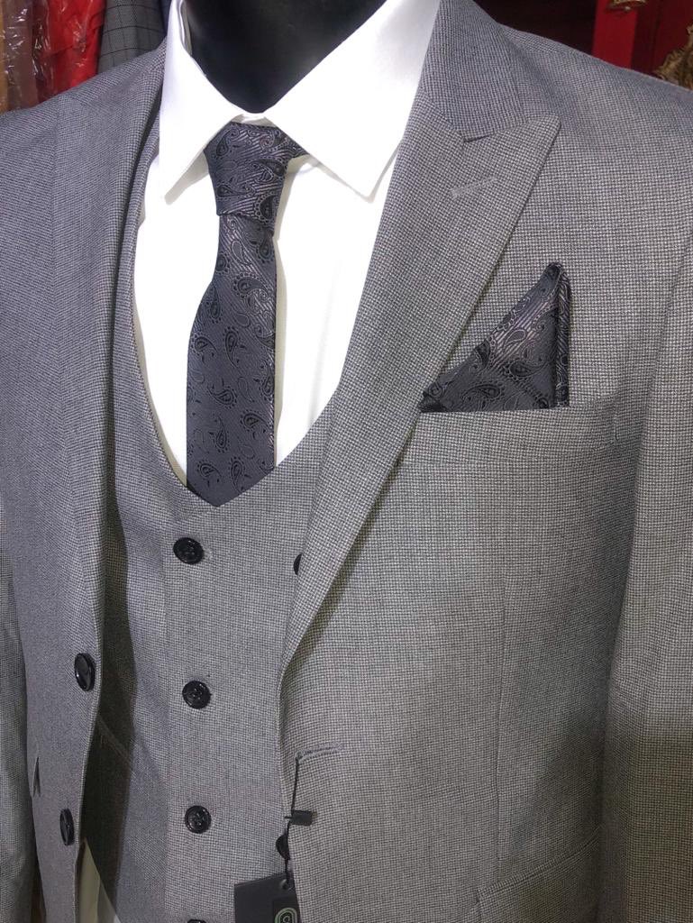 DuCostume's tweet photo. Do well, live well and DRESS very well ! #Royalsuits #belegant #beclassic #mensfit #slimfit #suitup #Cameroun237 #douala #yaounde https://t.co/lmTE5ofTFV