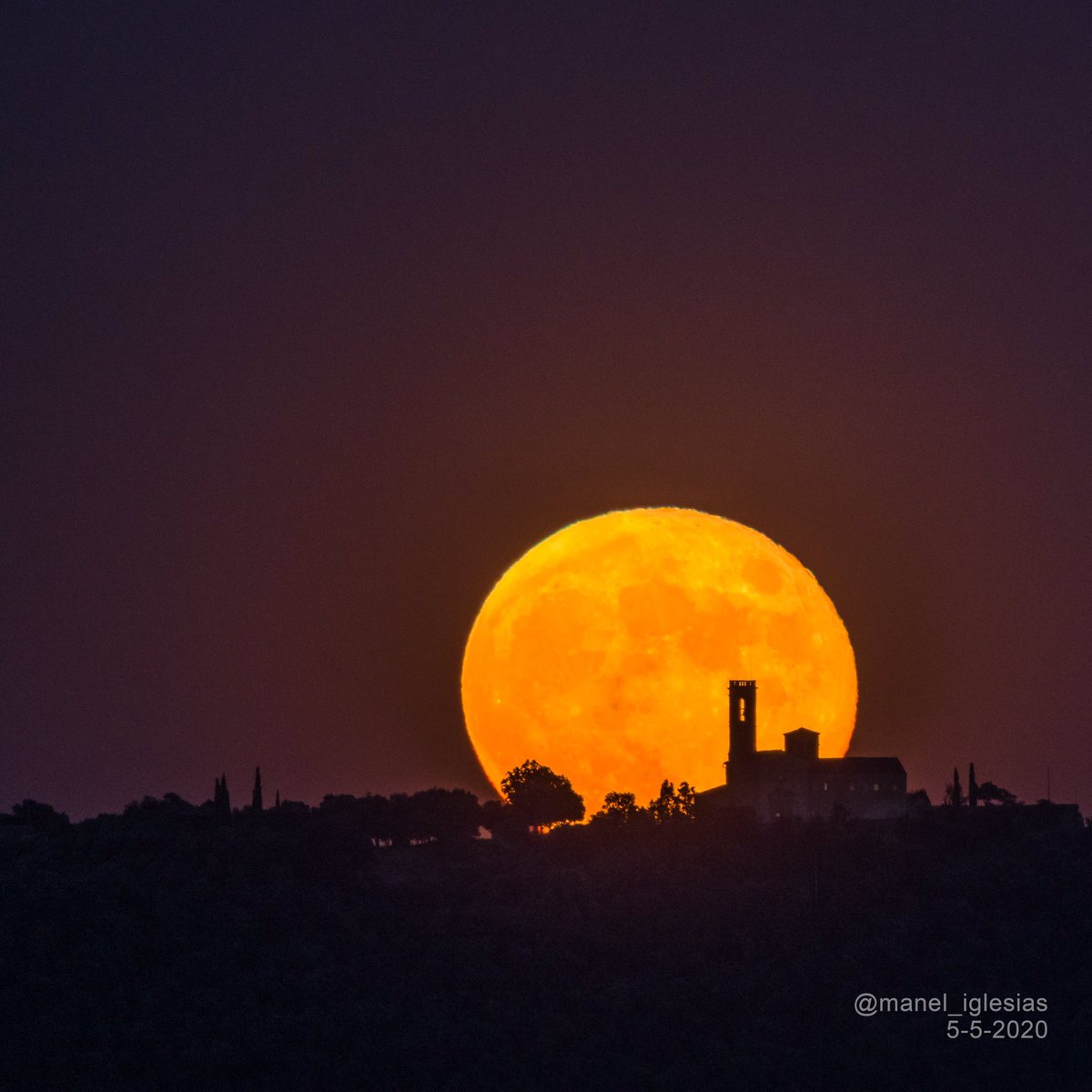 Manel_Iglesias's tweet photo. Aquest vespre hem gaudit d’aquesta espectacular sortida de #Lluna darrera del Santuari de la Guàrdia de #Sagàs #Berguedà @eltempsTV3 @estelsiplanetes @gemmapuigf https://t.co/b5SsT7L8zP