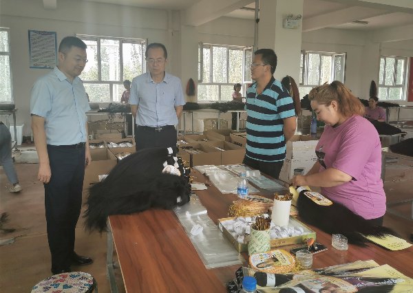 another LIKELY (REPEAT: LIKELY) pic of Haolin, from web of 自治区市场监督管理局 a govt department of Xinjiang  https://scjgj.xinjiang.gov.cn/xjaic/qjx... b/c again there& #39;s no caption to the pic, but there is hair product in the pic and the text (2nd pic) mentioned the team visited Haolin