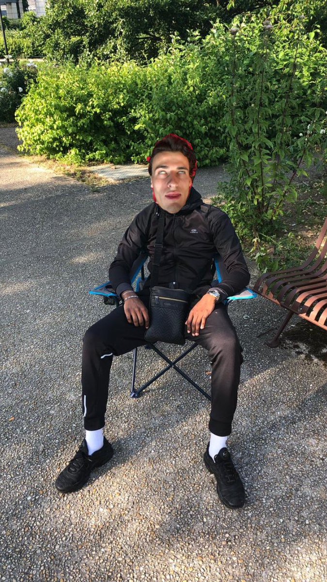 labavite_'s tweet image. ptdrr le frro le boss qui sendort pendant le TP, y en rate jms une le couz #yvasefaire #gronder