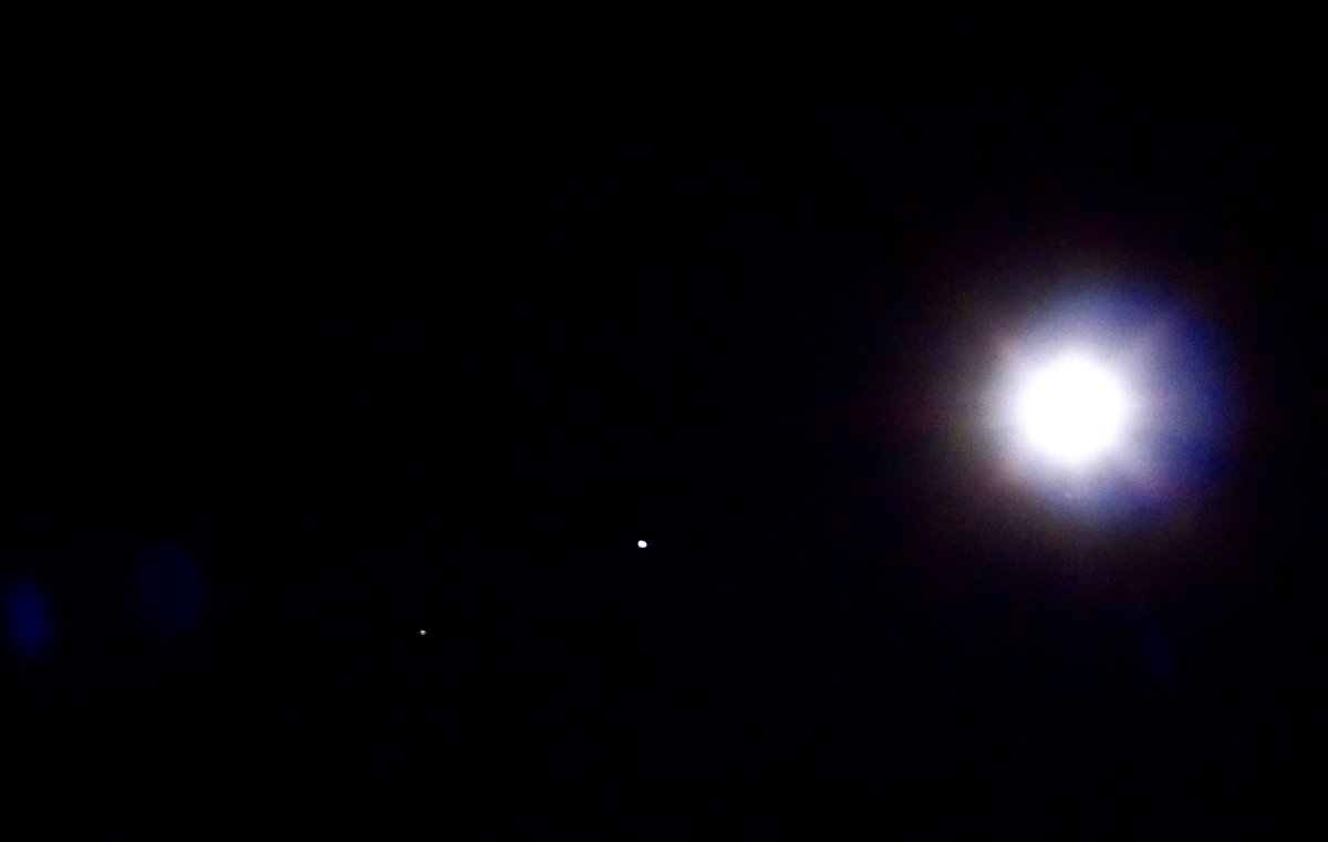 Iripampolha's tweet photo. Lua, Júpiter e Saturno 
🌕 📸🪐
#OlhemALua 
@Astronomiaum https://t.co/PA2nr1wXk7