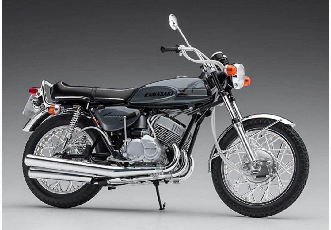 なんと! 
ハセガワから1/12で
カワサキ マッハ1が出る?

これの白が
「金野くんの愛車」です。 