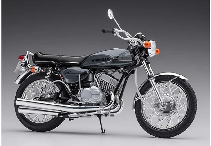 なんと! 
ハセガワから1/12で
カワサキ マッハ1が出る?

これの白が
「金野くんの愛車」です。 