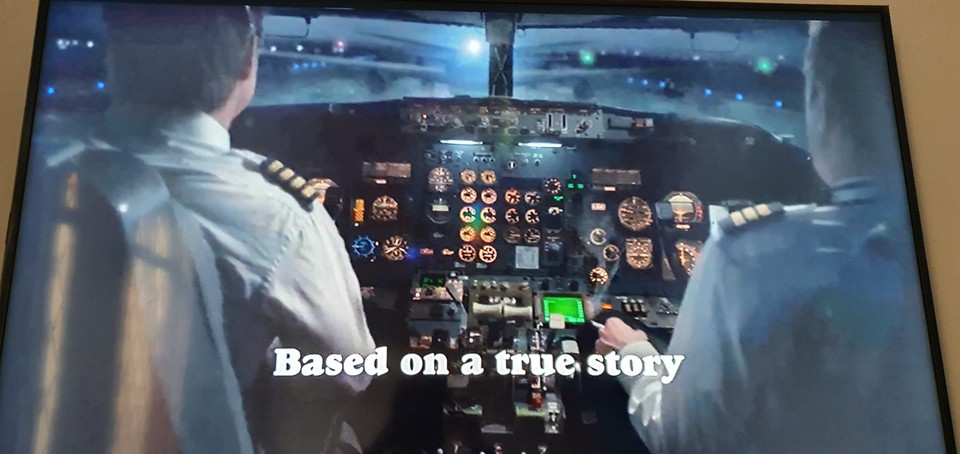 Les pongo una tarea para hoy 🤔, busquemos errores de películas famosas donde salen aviones, empiezo yo: American Made, al inicio sale la cabina de un Boeing 737-200 y al aterrizar sale un #Boeing767. Pueden poner fotos o videos de estos errores en los comentarios. Los leo 👇 https://t.co/vDJnarKnGm