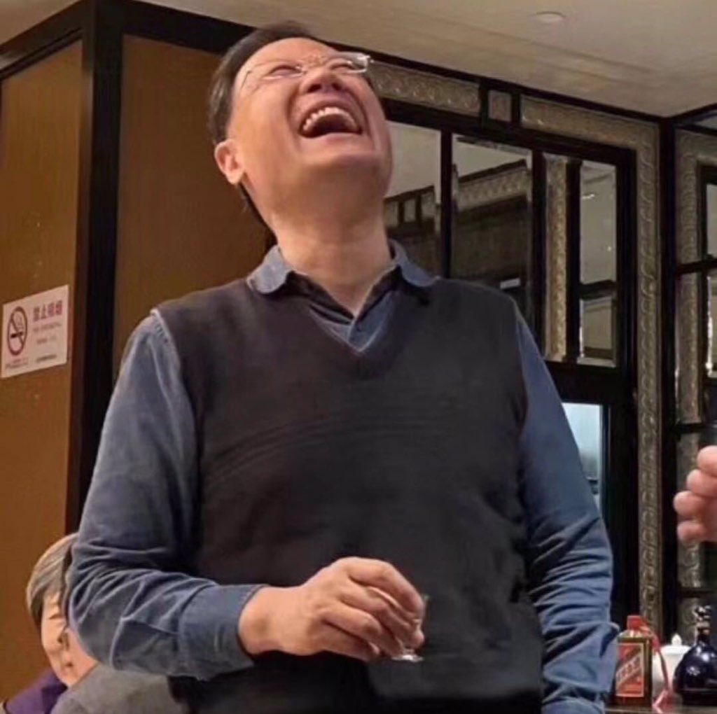 lunanweiyi's tweet photo. 敬请转发关注：清华大学许章润教授因言获罪，一个小时前被多名北京警察带走，身陷危急！ https://t.co/8BAeVvaQPX
