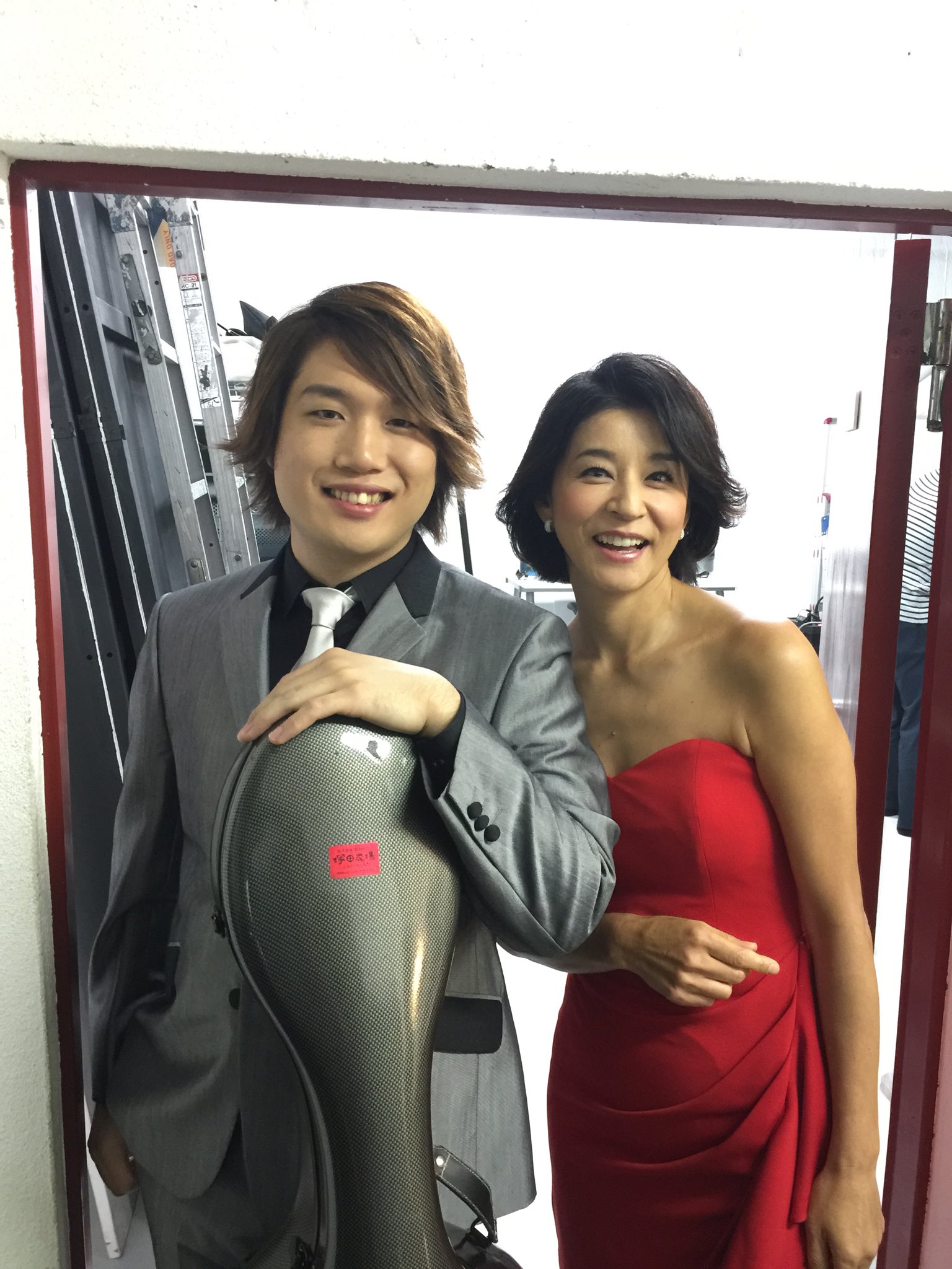 高嶋ちさ子official 明日やっと西方とチェロ会が出来ると 楽しみに生きてきたのに 人気者言え仕事が入ったらしい 残念過ぎる こうなったら1分でも早く西方の仕事が終わることを祈るしかない 私はピザ屋で待ってるよ この写真