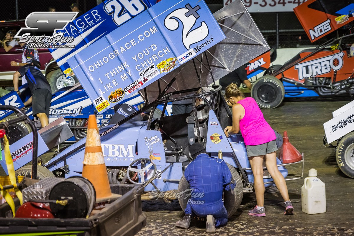 SprintFun's tweet photo. Pretty sure there was only one driver that got out under the Open Red to work on their car along with his wife. Also pretty sure he made a lot of kids' nights after the races.  The 9th place finish is a great story, but far from the defining one. @thebriansmith https://t.co/3XsoMCWHj1