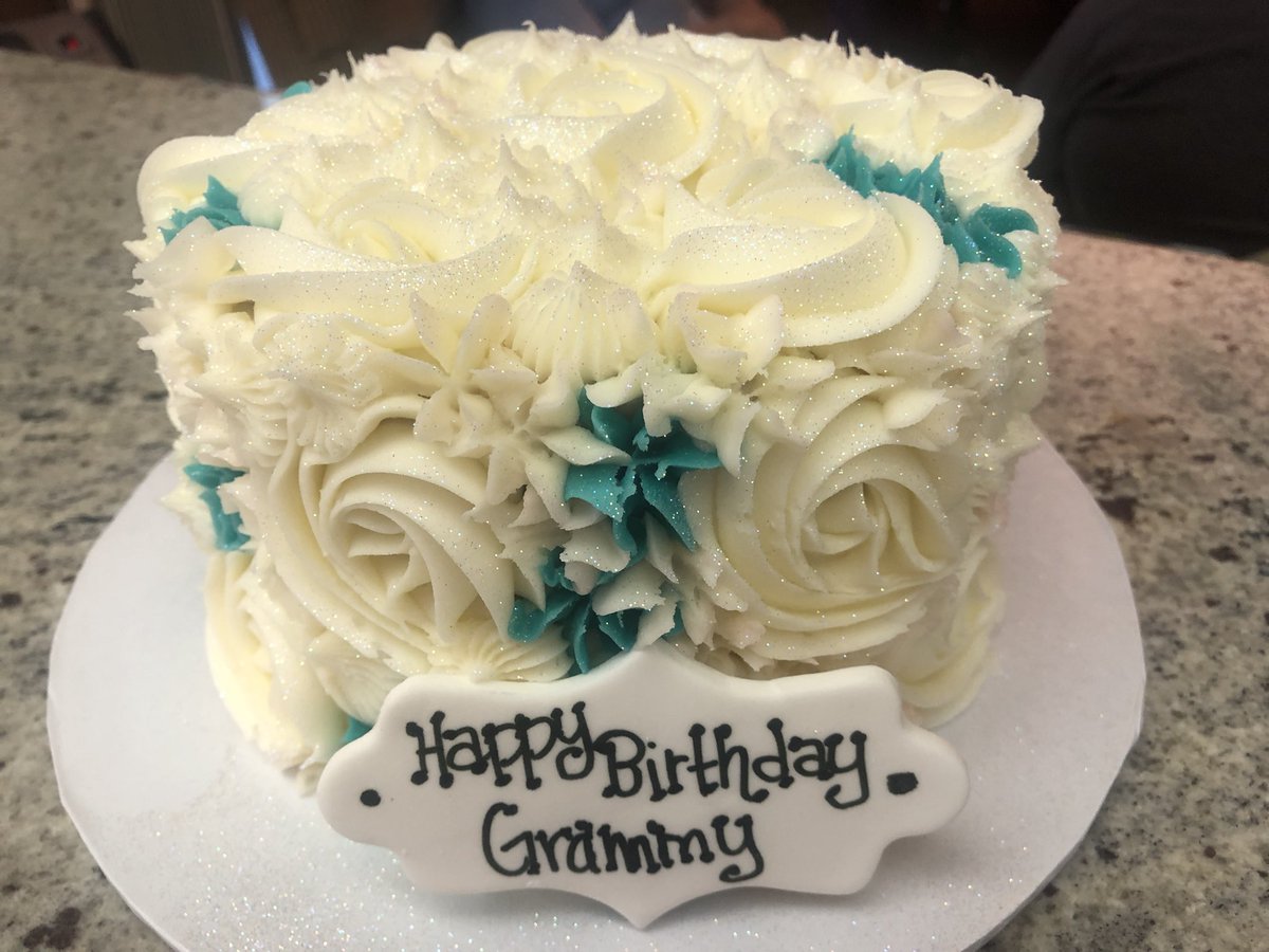 BreastNP's tweet photo. @pinkBandanaBkry thank you so much for the gorgeous cake for my grandmother’s 95 birthday!!! https://t.co/ASqiI6W3Pj