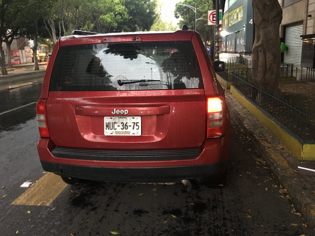 packinbike1's tweet photo. Esto paso hoy en punto de las 19.10 hrs. sobre Av. Insurgentes Sur y Eje 3 Sur, afuera de #LaEspiga en @LaRomaDF @RomaSur1 @RomaSur06760 @vamosalaroma 
 @LaSEMOVI
 @SSC_CDMX
 @UCS_GCDMX

Si no alzamos la voz seguirán pasando cosas.

#LaSeguridadLaHacemosTodos 
@c_insurgentes https://t.co/KbNp8JpprF