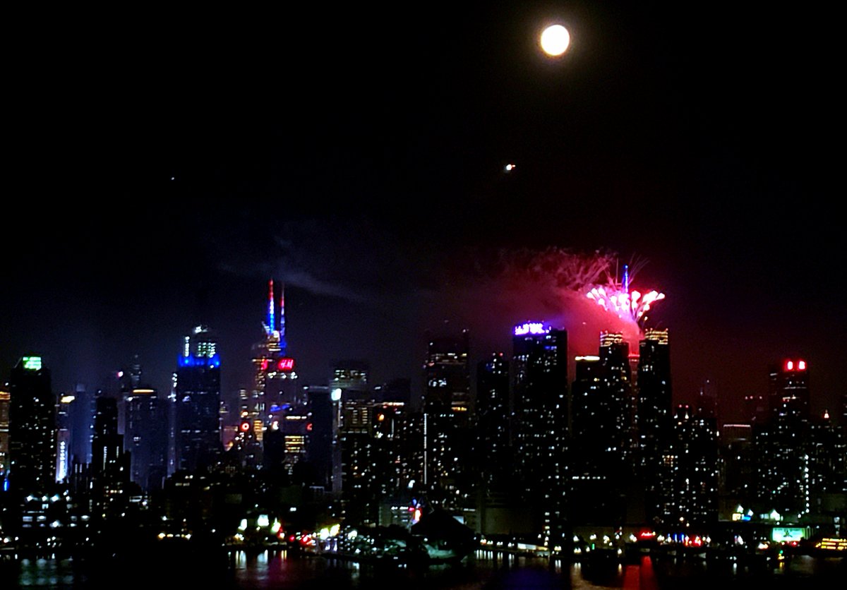 anewkriti's tweet photo. The July 4th Fireworks atop Empire State Building #nyc #4thjuly2020 #fireworks #NewYork #newyorkcity #EmpireStateBuilding #July4th2020 https://t.co/m7jWVGxSCH