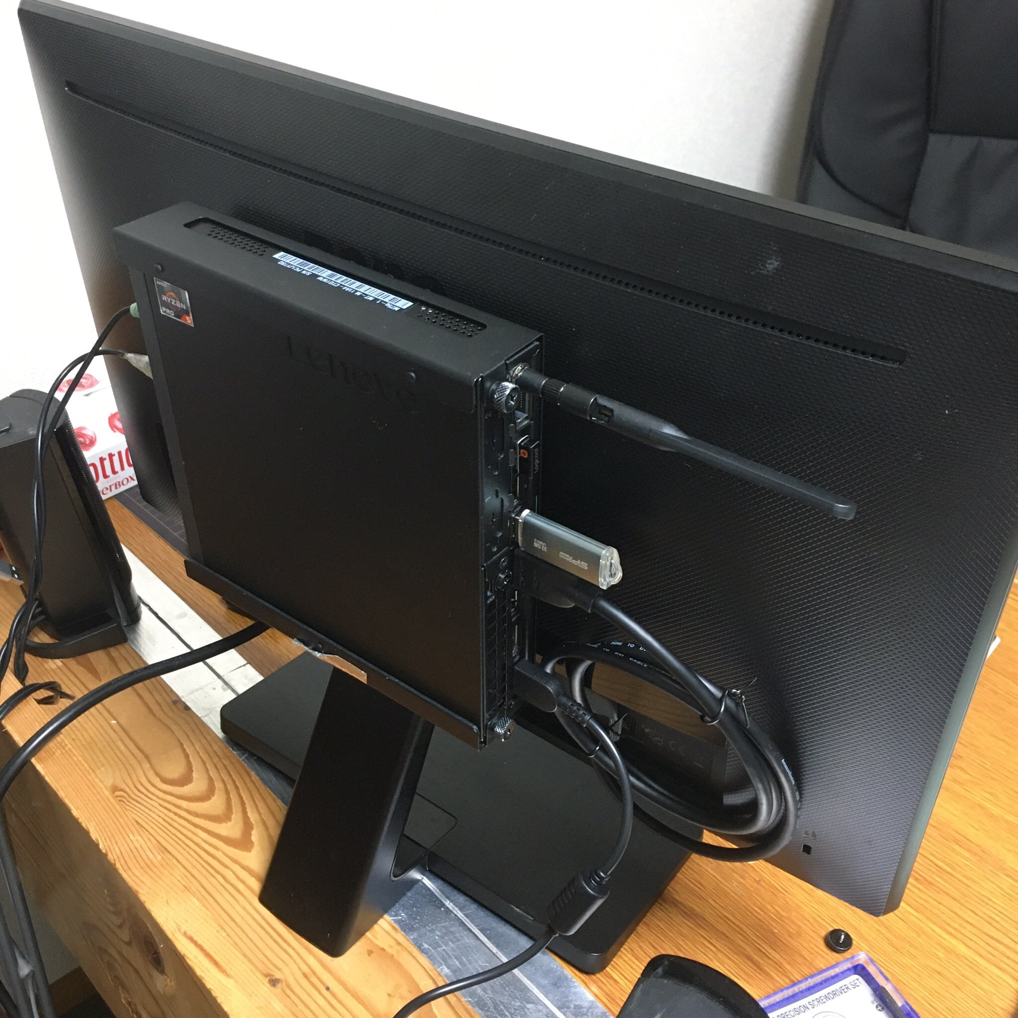 野生の七顔 Thinkcentre M75q 1 Tiny Pro3400ge 16gb をvesaマウントで一体pc化したやつ 性能面では何も言うことはない 消費電力もアイドリングで10w前後だし負荷かけても70wぐらい Cinebenchr15は670 Ramとストレージ買い足して総額6万円 いい 野生の七顔 Thinkcentre M75q 1 Tiny Pro3400ge 16gb をvesaマウントで一体pc化したやつ 性能面では何も言うことはない 消費電力もアイドリングで10w前後だし負荷かけても70wぐらい Cinebenchr15は670 Ramとストレージ買い足して総額6万円 いい