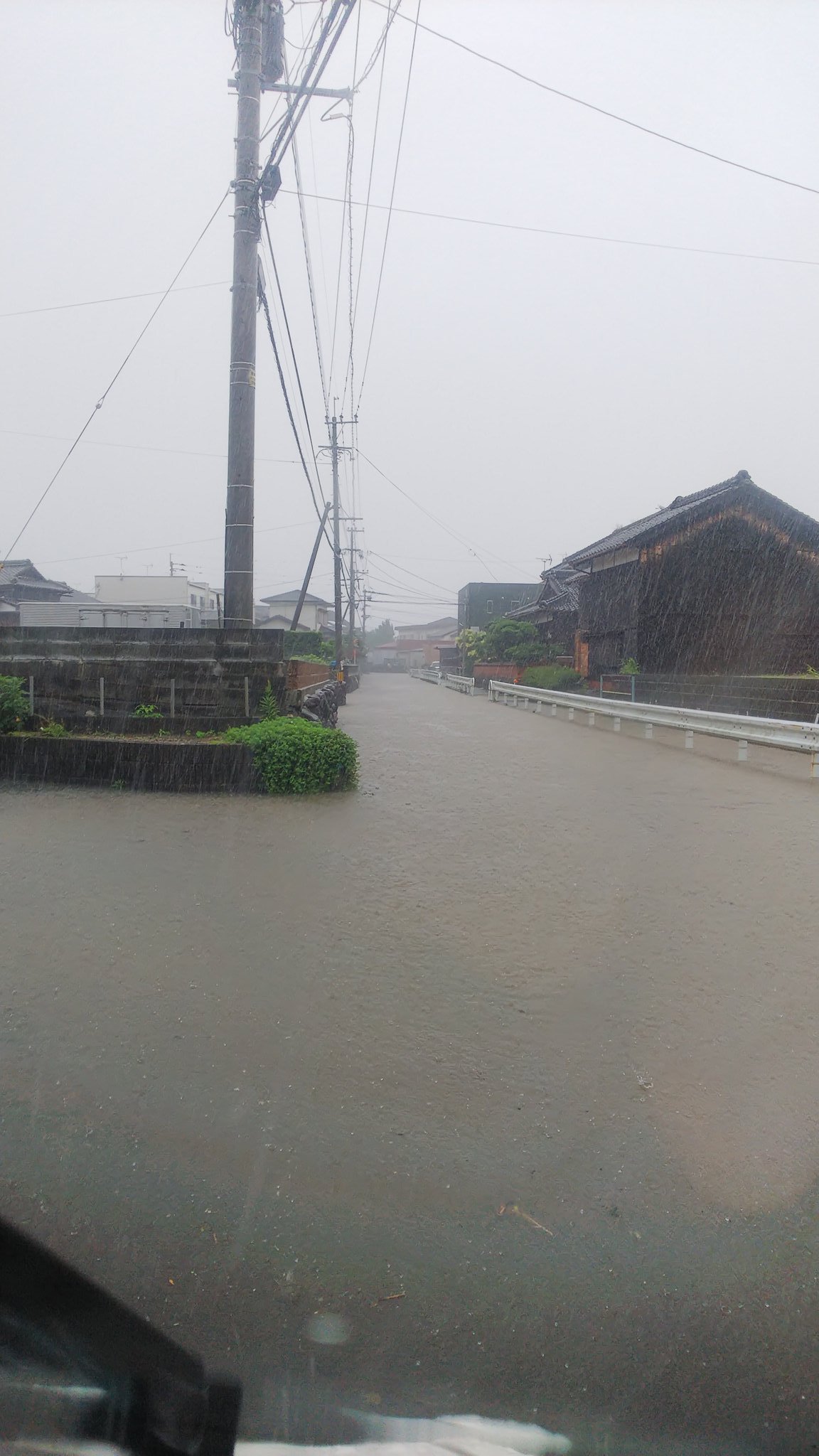 豪雨で久留米市の道路が冠水している画像