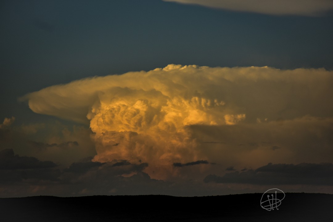 JordanHallWX's tweet photo. Backside of the Supercell in Buffalo SD! Beautiful anvil with overshooting top! #SDwx https://t.co/DAgk1CHzeH
