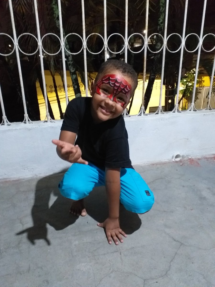 amandalunaofc's tweet photo. Meu primo mega feliz pq eu pintei a máscara do homem aranha é minha religião https://t.co/gv3P3OPc17