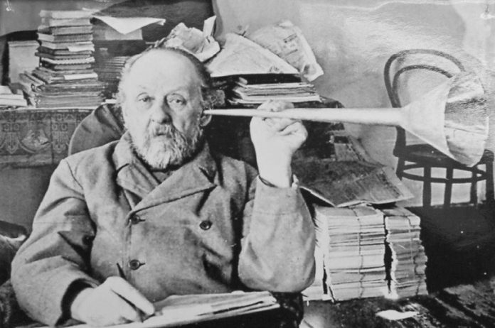 It was in 1895 that Russian rocket scientist Konstantin Tsiolkovsky, aka the father of rocket science, thought of this space elevator idea, first inspired by the Eiffel Tower. The space elevator would be placed at the equator and reach well beyond geostationary orbit... (3/20)