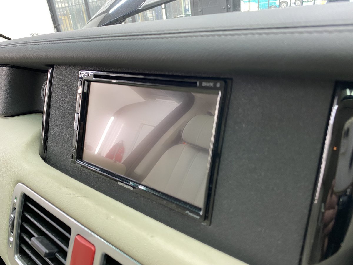 CF_shinpu's tweet photo. ディスプレイオーディオ取付しました。
純正ユニットを移設して、センターパネルをワンオフで製作！
いい感じですな(｡-`ω-)
#ワンオフ #3rdレンジ #ヴォーグ #ナビ交換 https://t.co/KEnj0tHknz