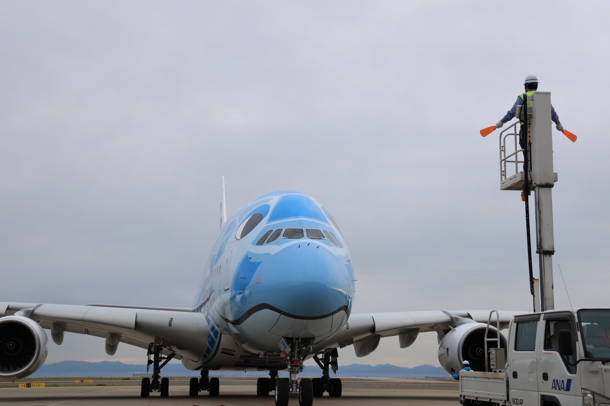 中部国際空港セントレア Pa Twitter セントレアお仕事図鑑 マーシャラー 着陸した航空機をスポットに誘導 マーシャリング するグランドハンドリングスタッフ パドルやスティックなどを用いてで予め決められた合図でパイロットに指示を 中部国際空港セントレア Pa Twitter セントレアお仕事図鑑 マーシャラー 着陸した航空機をスポットに誘導 マーシャリング するグランドハンドリングスタッフ パドルやスティックなどを用いてで予め決められた合図でパイロットに指示を