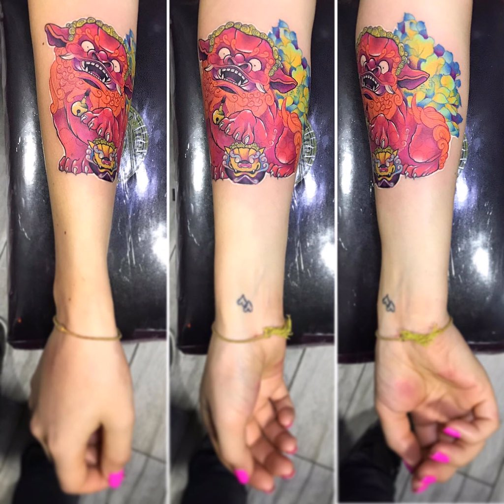 Apu_Arts's tweet photo. •Leona de Fu•
Mi interpretacion femenina de este legendario personaje.
Notese al “Bebe” debajo de la patita.
#apu #apuarts #tatuaje #perrodefu #leonperro #perrodefutattoo #perrodefutatuaje #shishi #shishitattoo #shishitatuaje #perrochino #perrochinotattoo #perrochinotatuaje https://t.co/mPNN9DNtTy