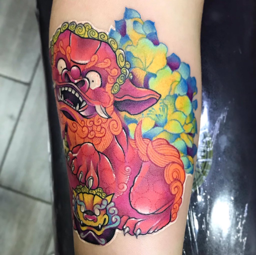 Apu_Arts's tweet photo. •Leona de Fu•
Mi interpretacion femenina de este legendario personaje.
Notese al “Bebe” debajo de la patita.
#apu #apuarts #tatuaje #perrodefu #leonperro #perrodefutattoo #perrodefutatuaje #shishi #shishitattoo #shishitatuaje #perrochino #perrochinotattoo #perrochinotatuaje https://t.co/mPNN9DNtTy
