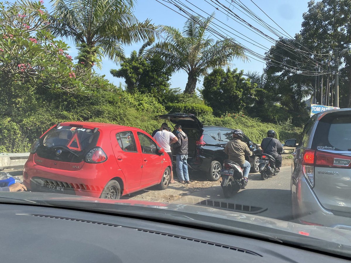 Cirendeu arah Adhyaksa macet krn ad truk parkir dan mbl mogok di tikungan “rumah bingung”.