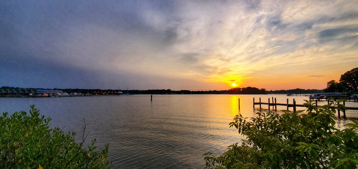 BronwenDecker's tweet photo. Sunday sunset.. sometimes you need to just sit still &amp; watch the sky so it's thing... Blessed..... @VisitCBVA https://t.co/xdqf6hmylT
