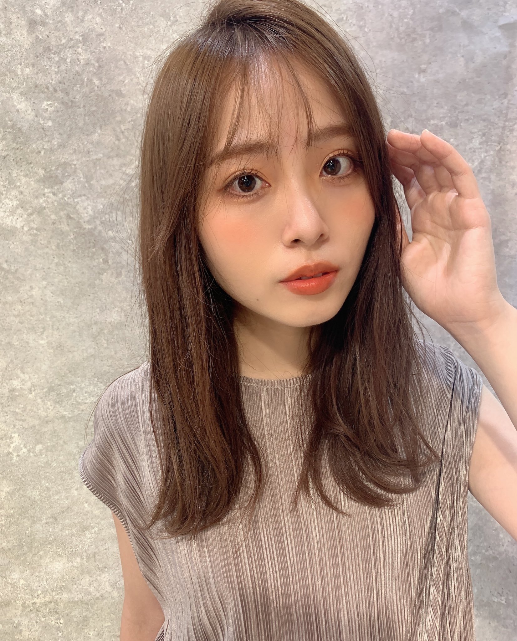 のぞみ こんにちわ 雨だったけどスタイリング完了した 瞬間ドカーンと晴れてロケ撮影もできた 写真は店内だけど それとこの前間違えて少し切っちゃった 前髪も2wayでアレンジできるようになりました サロンモデル シースルーバング 韓国メイク