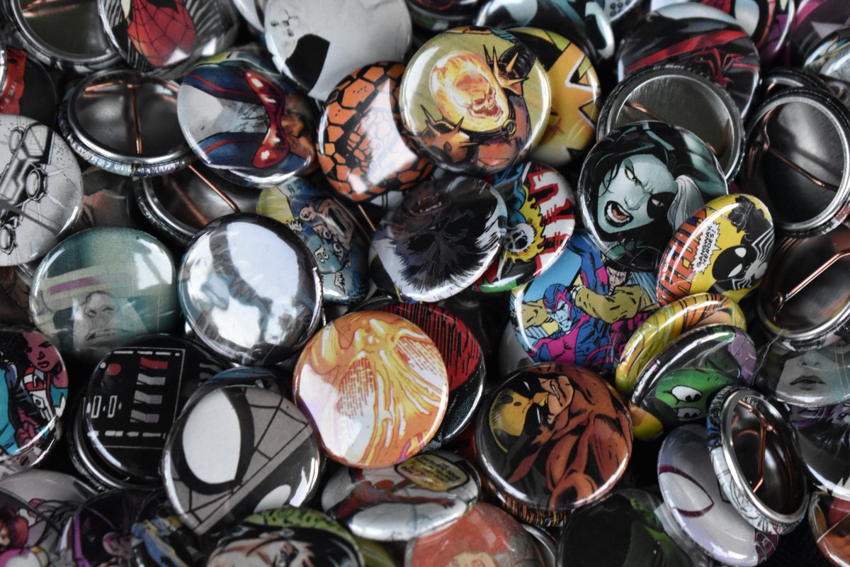 segaoctopus's tweet photo. My roommate @eporita and I are making custom buttons! Starting at 25 buttons for $20 bucks free shipping! If you'd like less buttons feel free to DM me. Flexible pricing. https://t.co/x2AidUJ63v