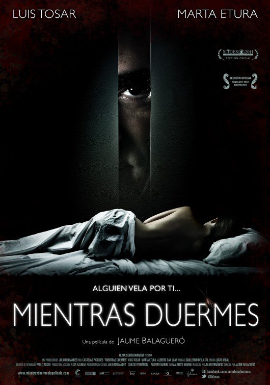 142. SLEEP TIGHT (2011) -- Seorang pria menyedihkan (plus kesepian) yang berprofesi sebagai penjaga apartemen melakukan hal-hal obsesif nan sinting terhadap salah satu cewek yang ditaksirnya. Endingnya punya final-punch yang kuat.