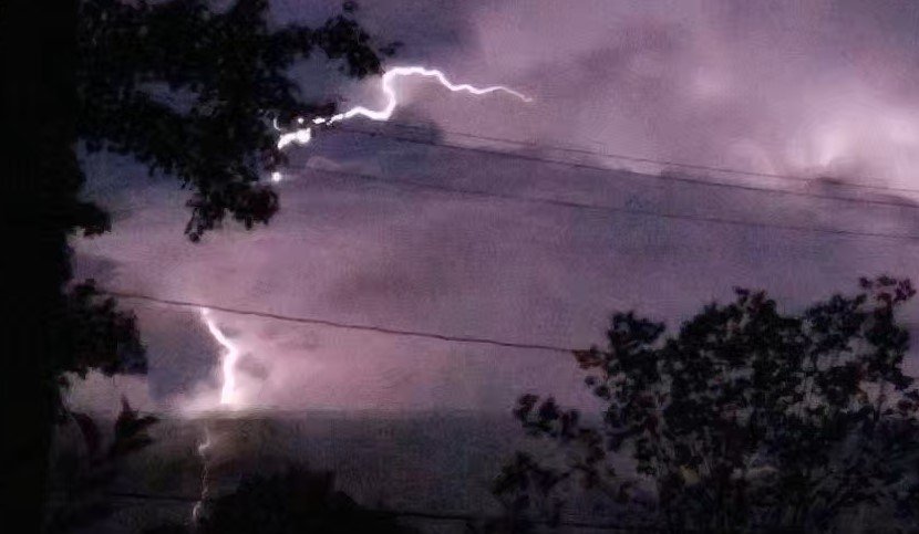 citizengrace's tweet photo. Watching the lightning. https://t.co/7brcrAVbGb
