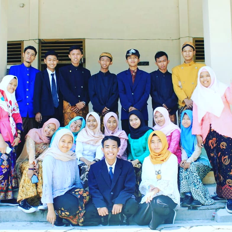 ridwanDM_'s tweet photo. Ngga kalah muda(mukanya) sama murid sendiri😅 https://t.co/oeeWbR4ogB