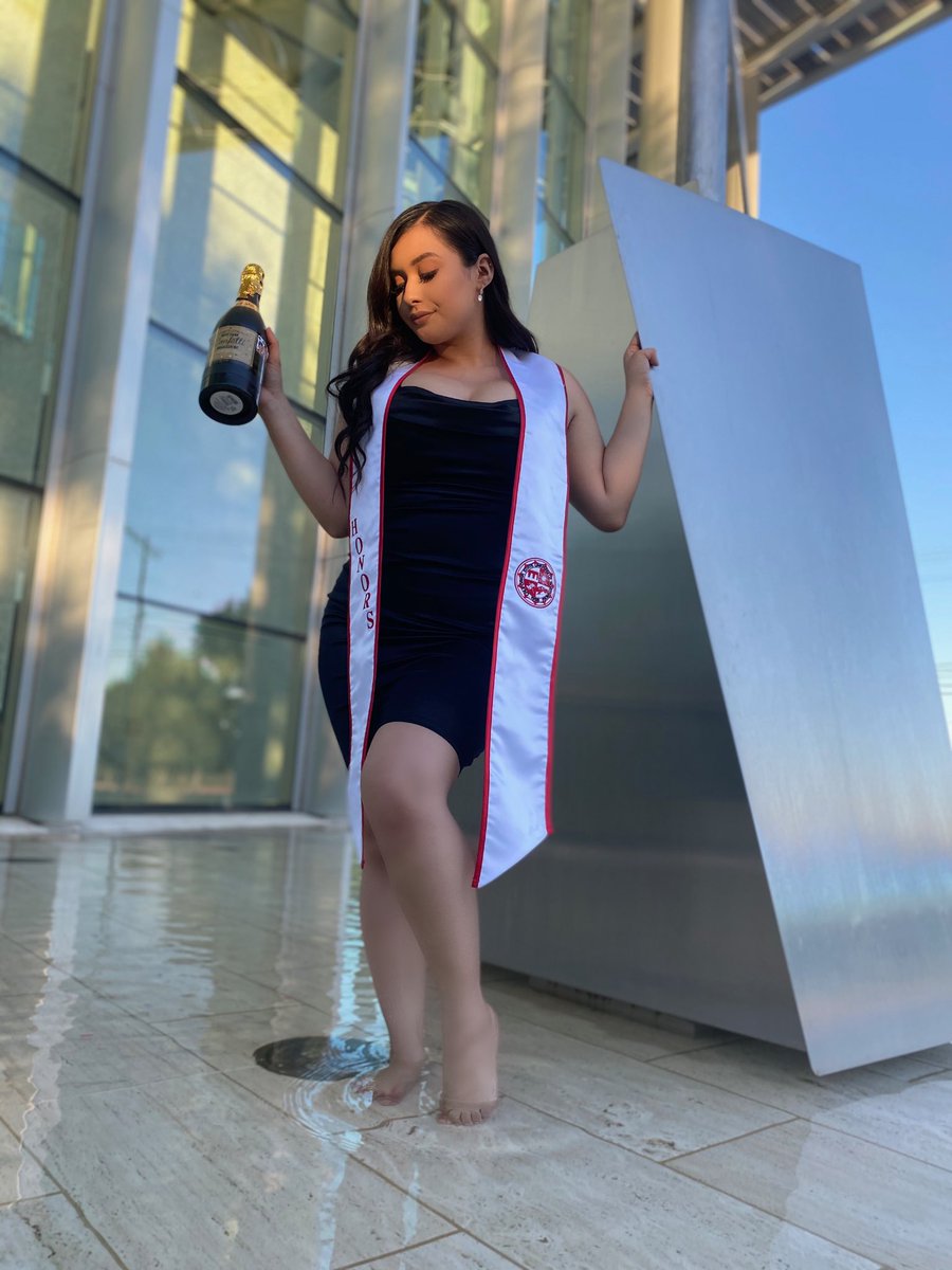 kgv1123's tweet image. Three years later.. Karencita cumplió su promesa mamá! 🎓👼🏻 #CSUNGRAD