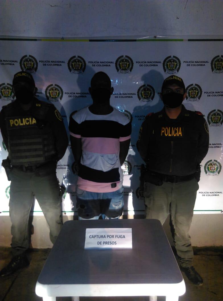 PoliciaCauca's tweet photo. Capturado en #PuertoTejadaCauca por nuestras unidades del #MNVC "Morado", quien se había fugado de la Estación de Policía Candelaria cuando se encontraba con medida de aseguramiento por el Delito de Fabricación porte tenencia de armas ilegal de fuego. #SomosUnoSomosTo https://t.co/6VixV2Terx